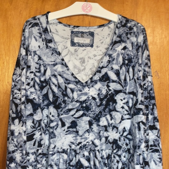 •CUPIO•BLUE FLORAL PEPLUM V-NECK LONG SLLEVE VISCOSE/SPANDEX BLOUSE. SIZE LARGE - Picture 8 of 9